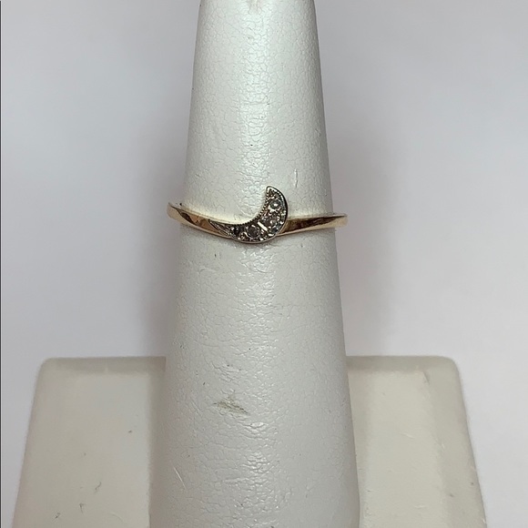 Jewelry - 14k gold diamond moon ring size 6